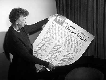 Eleanor Roosevelt hält die englische Version der Allgemeinen Erklärung der Menschenrechte (FDR Presidential Library & Museum, CC BY 2.0 <https://creativecommons.org/licenses/by/2.0>, via Wikimedia Commons)